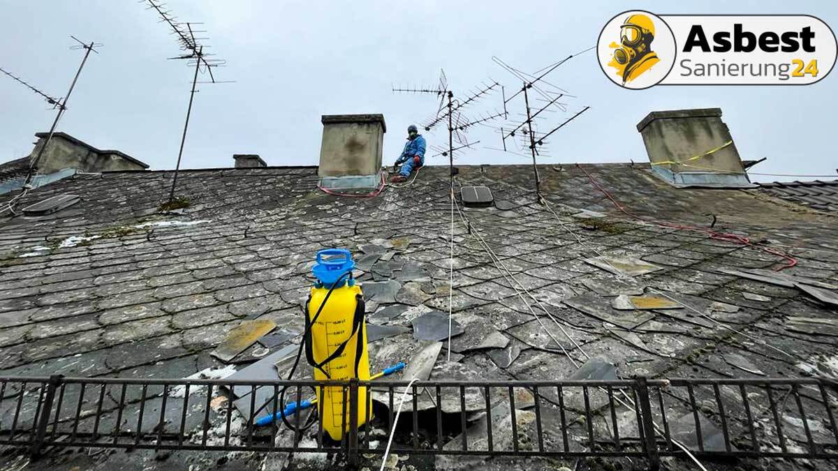 Asbestsanierungsprozess in vollem Gange. Spezialisierte Arbeiter in voller Schutzausrüstung, bestehend aus Overalls, Handschuhen und Atemschutzmasken, arbeiten methodisch, um asbesthaltiges Material sicher zu entfernen